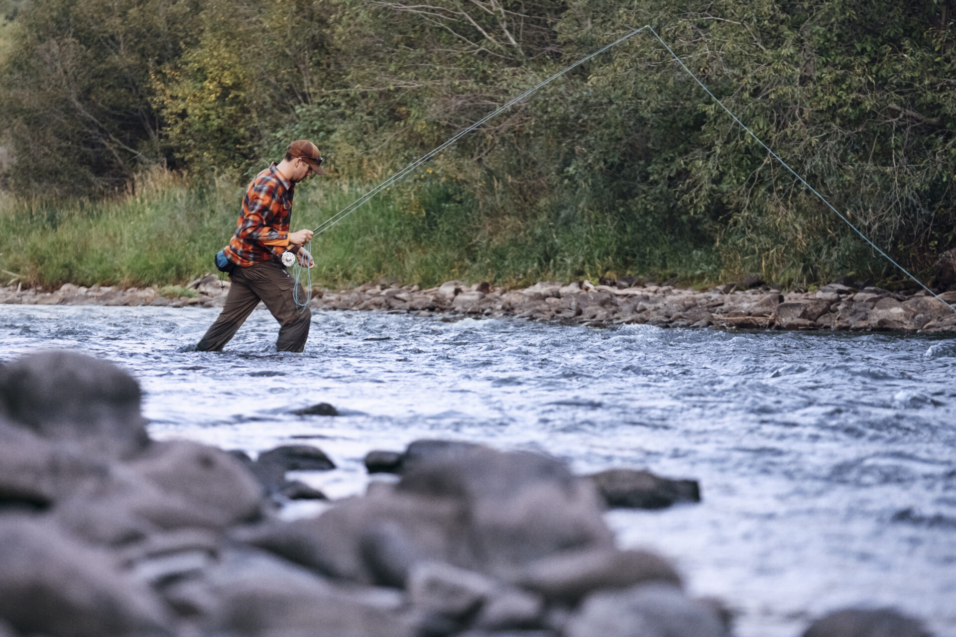 Découvrez les techniques, l'équipement et les astuces pour maîtriser l'art de la pêche en rivière. Améliorez vos compétences et profitez pleinement de cette activité passionnante.