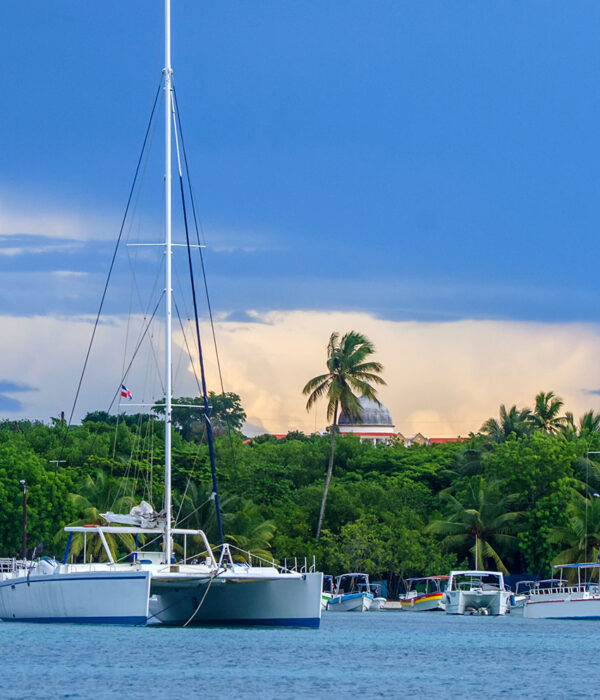 sailing-yachts-in-the-dock-on-island-of-saona-5S9AR6V-resize.jpg